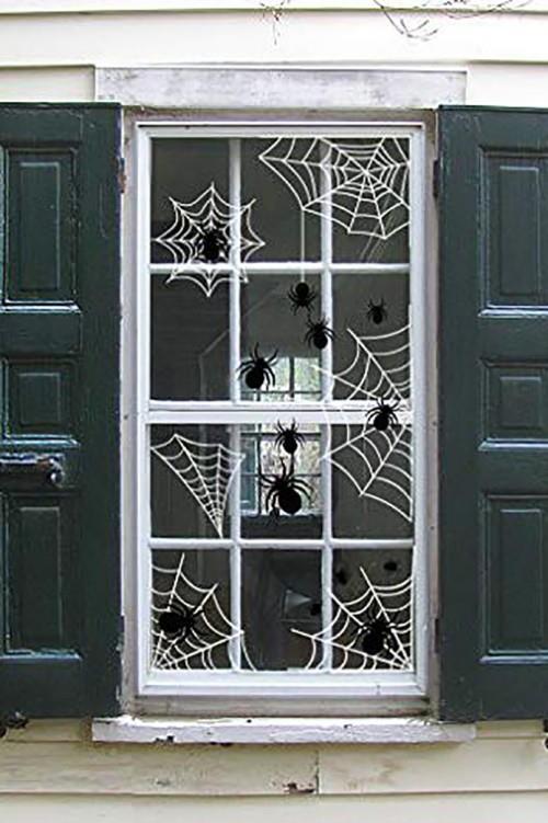 Halloween -ikkunakoristeet hämähäkinseitit osoittavat tyylin ja maun
