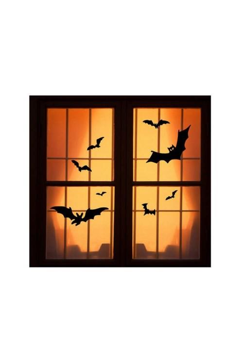 Halloween -ikkunan koristelu mustat lepakot oranssilla taustalla hyvin valaistu.