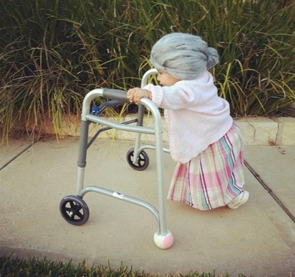 Halloween -lasten puvut suunnittelee juhlava nainen vanha