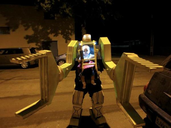 Halloween -scifi -lasten puvut suunnittelevat juhlarobotteja