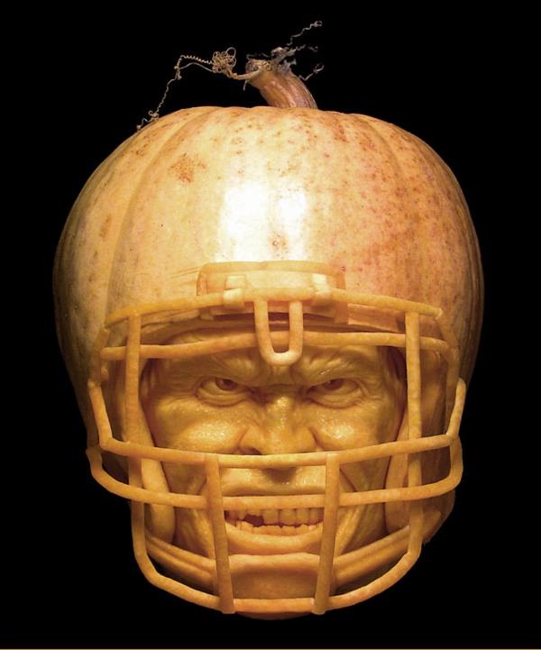 Halloween kurpitsa veistämällä taidepelaaja