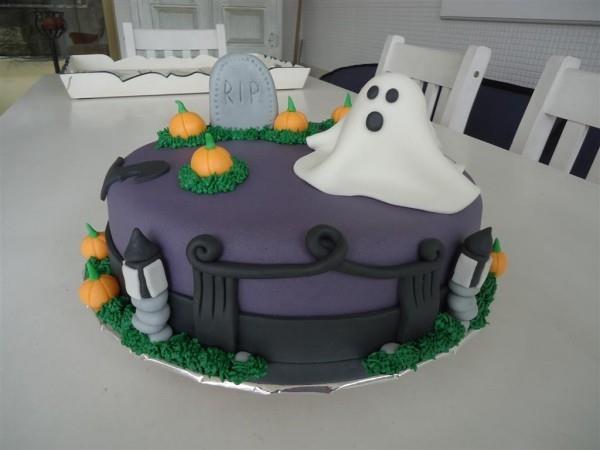 Halloween kakku - violetti lasite hauska haamu
