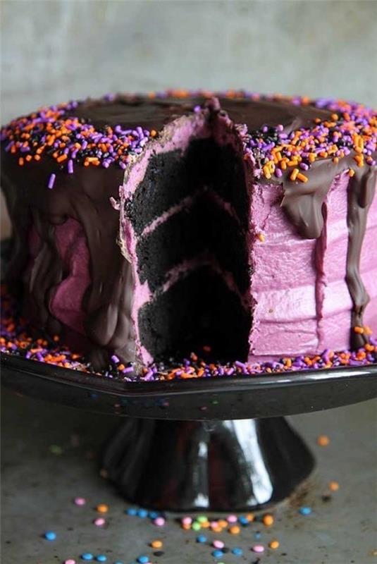 Halloween -kakku - violetti, vaaleanpunainen ja valkoinen