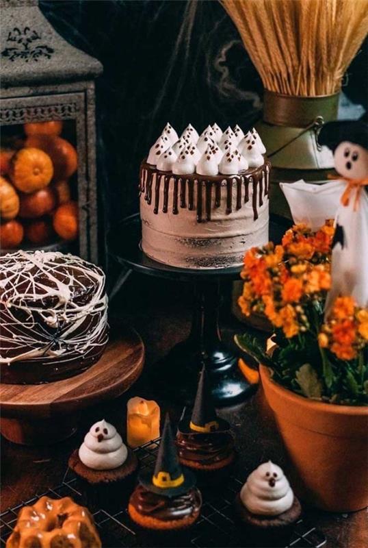 Halloween -kakku - mustan ja oranssin sävyjä