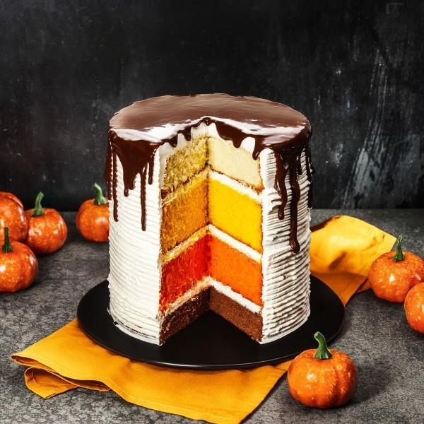 Halloween -kakku, jossa on useita herkullisia kerroksia