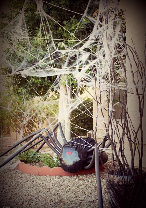 Halloween -juhlan koristelu puutarhassa musta hämähäkki