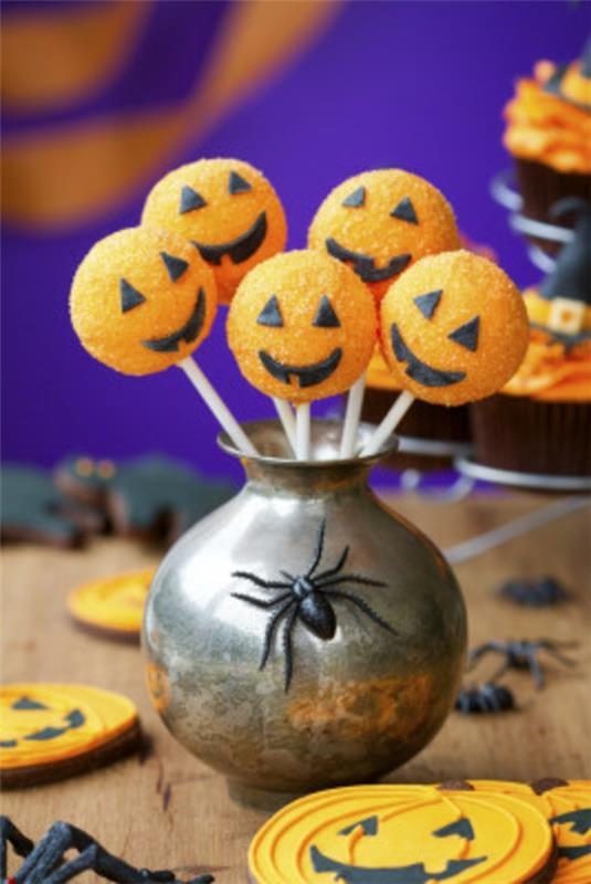 Halloween -juhlat kurpitsat syövät karkkia
