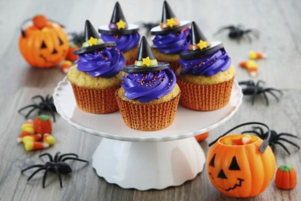 Halloween -puolueen noidat musta violetti kerma ruokakakkujalusta