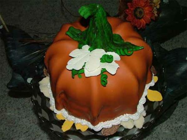 Halloween -ideoita kurpitsat piirakat kakkuja valkoisia kukkia