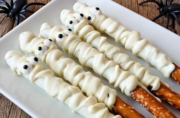 Halloween -välipaloja lasten aavikkolinssi tarttuu runsaaseen sormiruokaan