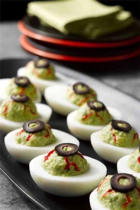 Halloween -välipaloja lapsille runsas sormenruoka munat avokado -dip -oliivit