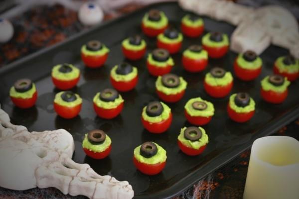 Halloween -välipalat lapsille runsas sormiruoka tomaatit avokado -oliivit