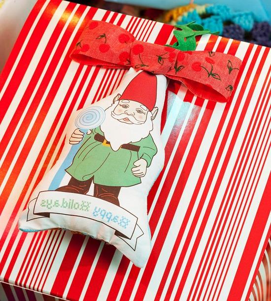Tee joululahjoja itsellesi ystäville gnome punaisia ​​ja valkoisia raitoja
