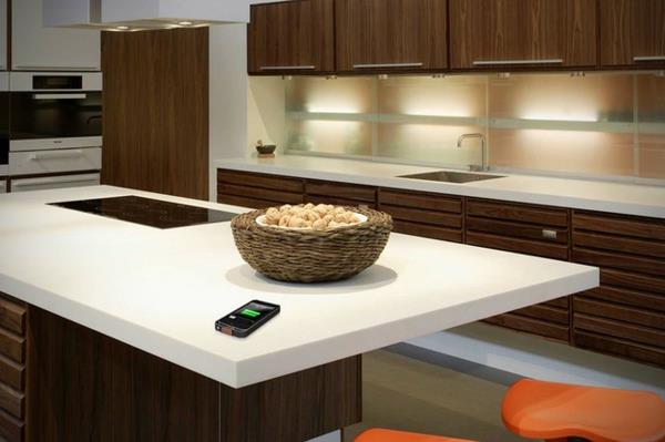 Huonekalut matkapuhelimen laturina kori keittiötaso innovatiiviset puukalusteet