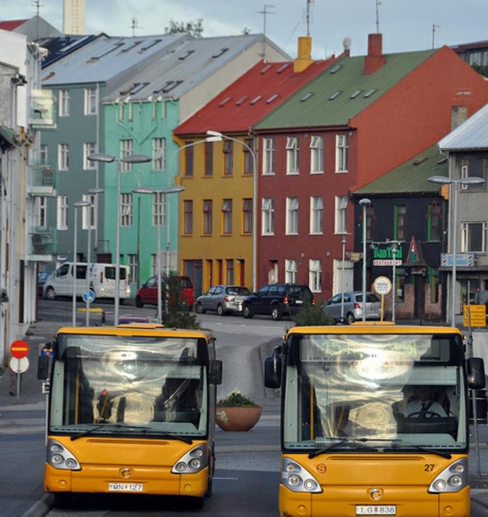Pääkaupunki Islanti Reykjavíkin maamerkit värittivät talojen kaupunkiliikennettä
