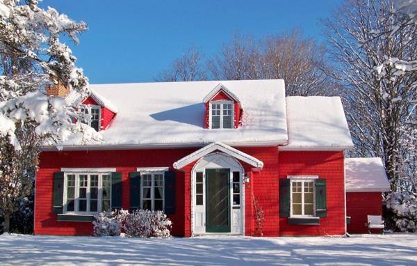Talon maalausväri punainen talon julkisivun väri talven lumivalkoinen punainen värisekoitus