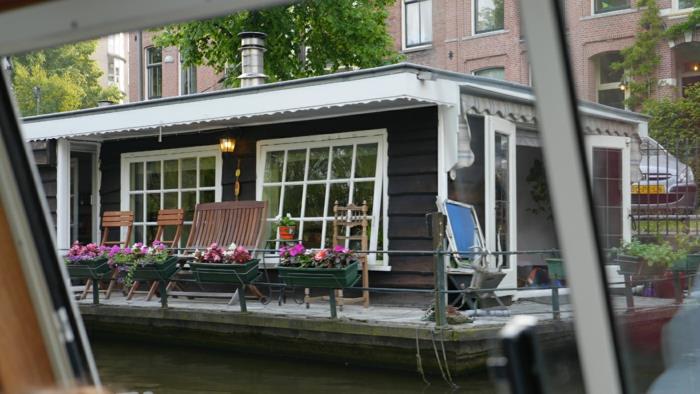 Asuntolaiva Amsterdam sisäterassilta
