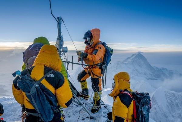 Maailman korkein sääasema Mount Everestillä on tutkijaryhmän pystyttämä parvekkeelle