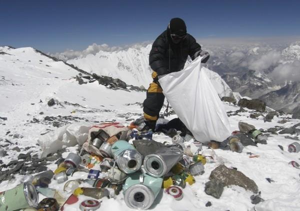Maailman korkein sääasema Mount Everestillä. Roskat maailman katolla