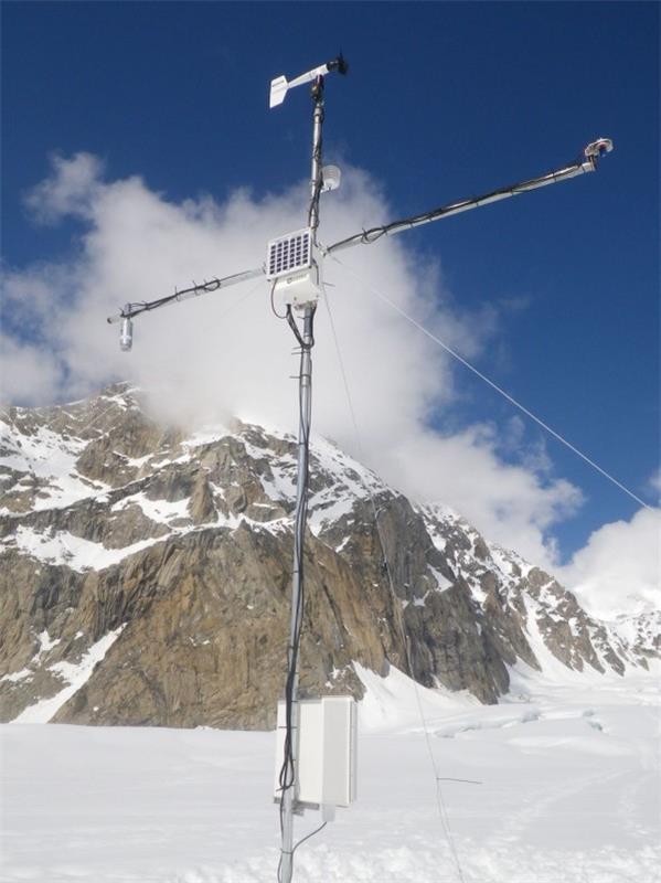 Maailman korkein sääasema, joka on rakennettu Mount Everestin weeter -aseman tornille Everestin jäätikölle
