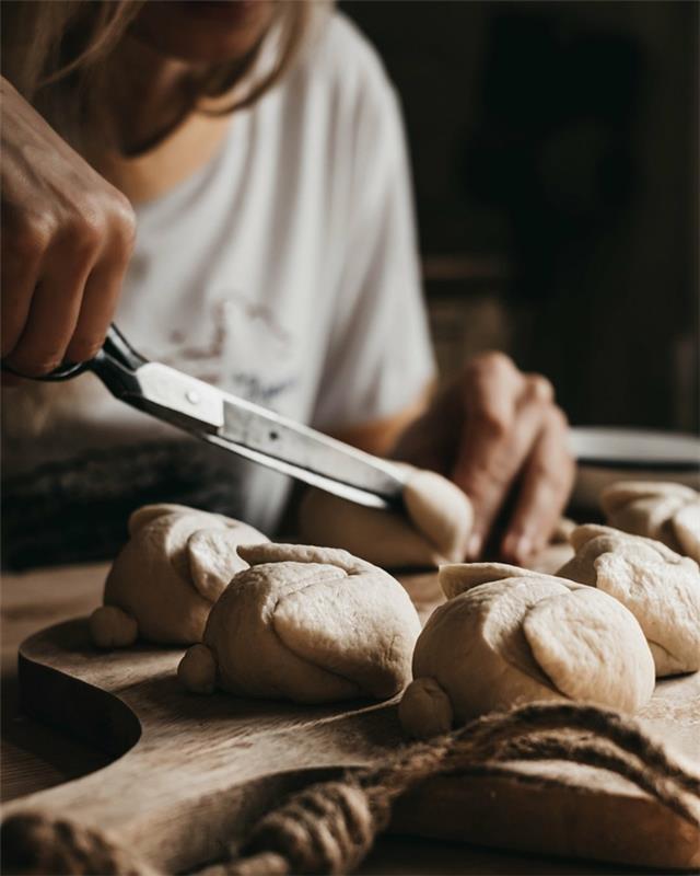 Leivontahiiva puput tekee oman rapean leivän valmistusleikkauksen