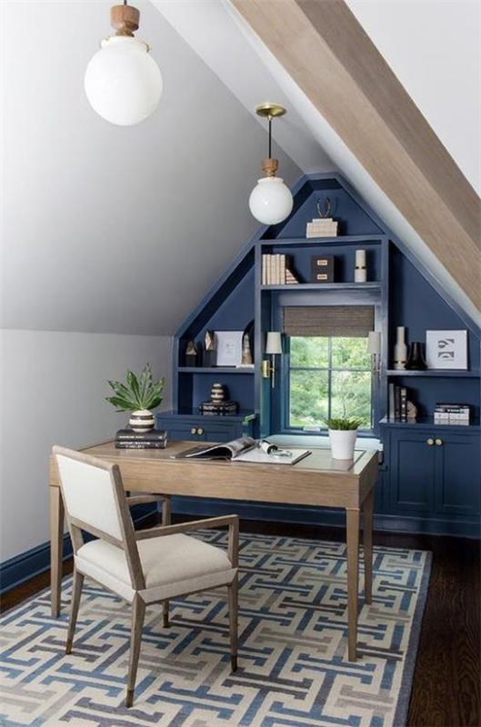 Kotitoimisto ullakolla sinisellä hyllyseinällä rinteessä alla älykäs idea kirkas tunnelma huonekalut vaaleasta puumatosta