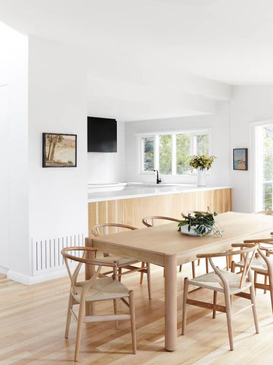 Vaalea puu sisätiloissa ruokasali keittiö ruokapöytä tuolit keittiö saaren lattia erittäin kodikas huoneilmapiiri