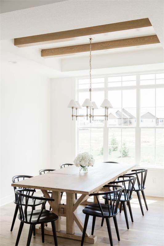 Vaaleaa puuta sisätiloissa ruokasali tyylikkäät istuimet riippuvalaisimet kattopalkit