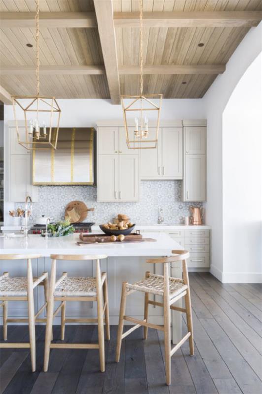 Vaalea puu sisätiloissa puinen katto lisää kodin tarvikkeita keittiö ruokailuhuone moderni kattokruunu