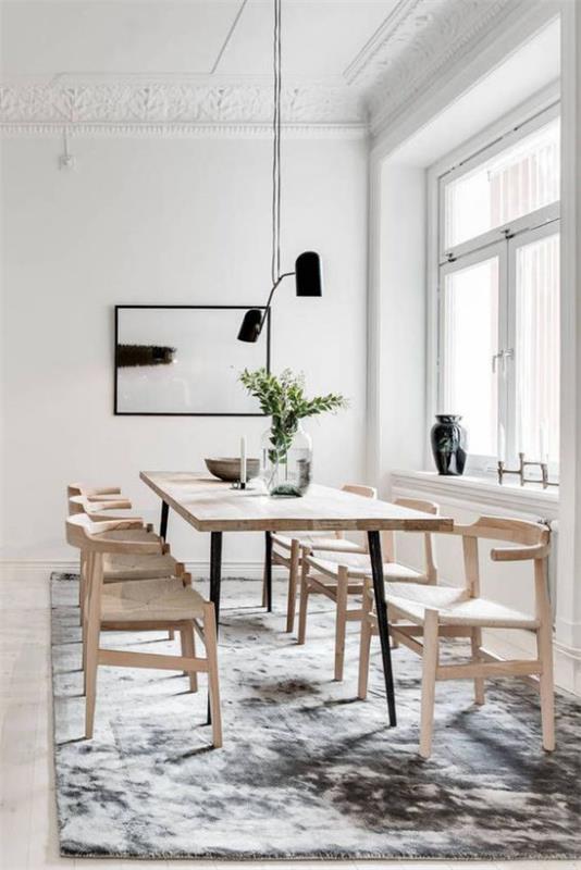 Vaalea puu sisätiloissa houkutteleva ruokasali tyylikkäät huonekalut pehmeä matto riippuvalaisin