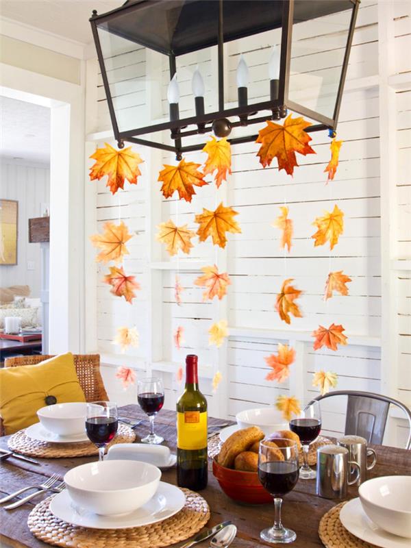 Herbstdeko -ruokasali tyylikäs syksyn lehdillä