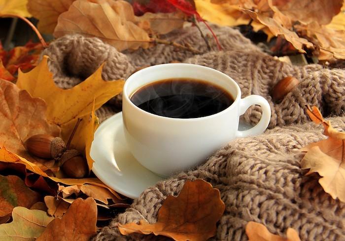 Herbstdeko lämpö mukavuus kuppi kahvia