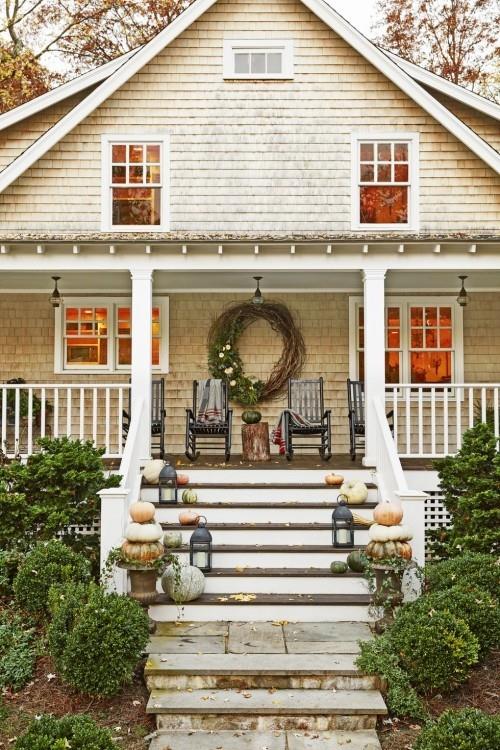 Syksyn koristeet karkottavat portaita talolle ja kuistille
