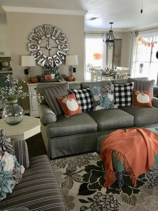 Olohuoneen syksyn koristeet yhdistävät harmaan oranssin ja vaaleanruskean kanssa piristääkseen huonetta