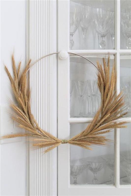Syksyinen koriste vehnämetallirenkaalla etuovessa Vehnänvarret yksinkertainen seppele oven koristeena