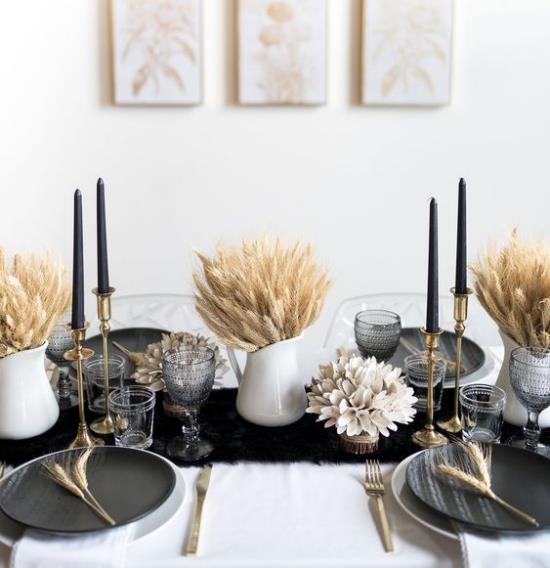 Syksyiset koristeet vehnämaaseudulla saavat aikaan tyylikkään valkoisen ja mustan pöydän koristeen