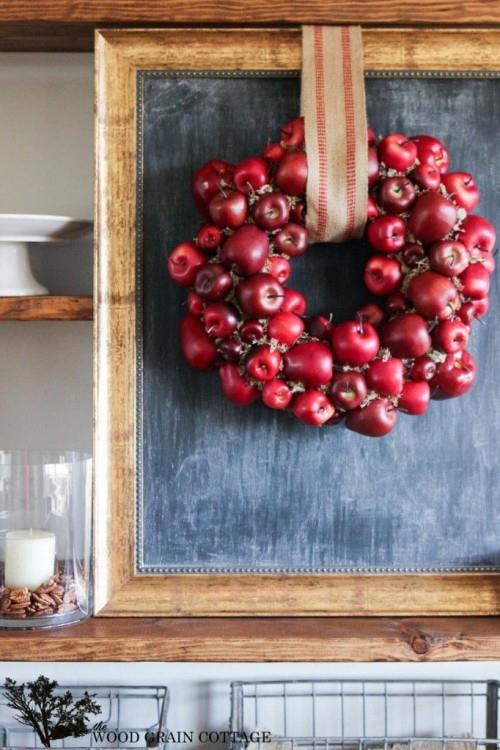 Tee oma syksyn seppele punaisista omenoista koristeeksi keittiössä