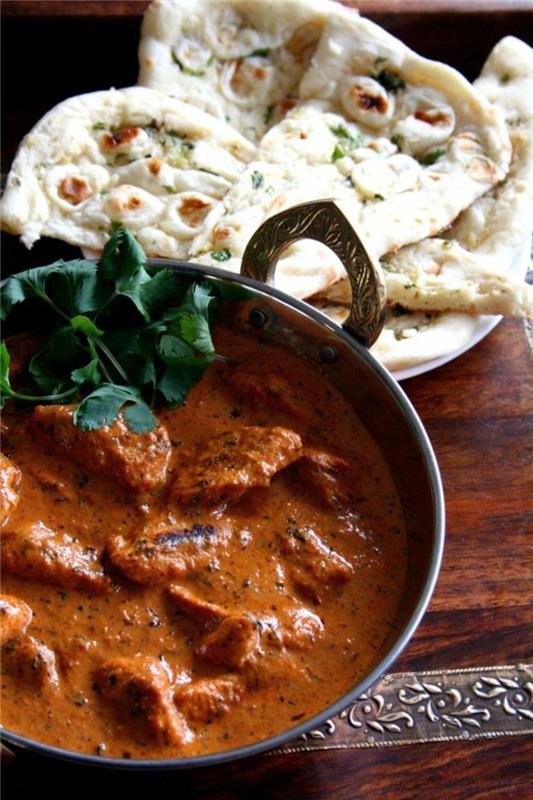 Kana Tikka Masala Intialaisia ​​erikoisuuksia Naan Bread Indian Spices