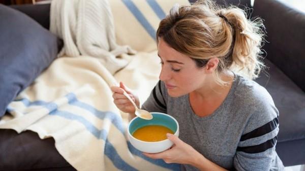 Kanakeitto kylmälle luonnollisille korjaustoimenpiteille kotitekoinen keitto