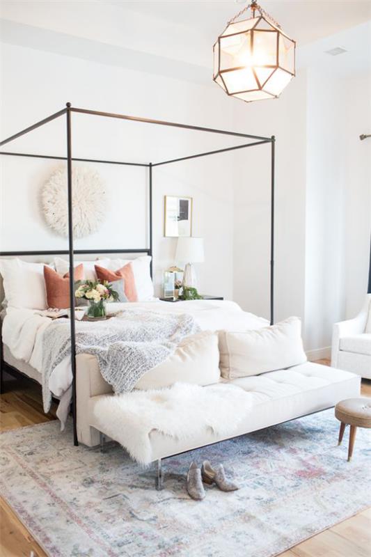 Pylvässänky romanttinen makuuhuone yksinkertainen sänky design valkoinen vuodevaatteet penkki tyyny