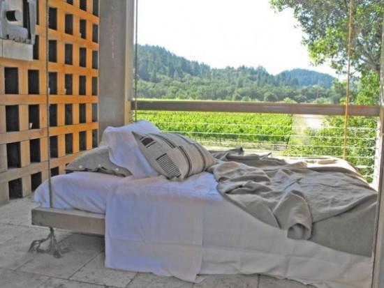 Riippuva sänky ulkotilassa rentoutumiseen katetulla terassilla