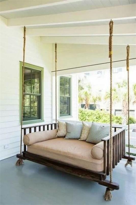 Riippuva sänky verannalla nauttii täydellisestä mukavuudesta ja rentoutumisesta kesällä