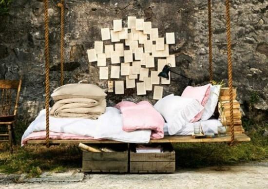 Riippuva sänky ulkona puutarhan kirjoissa vuodevaatteiden lukemiseen nukkuvalle kiviseinälle, joka on koristeltu paperimuistiinpanoilla