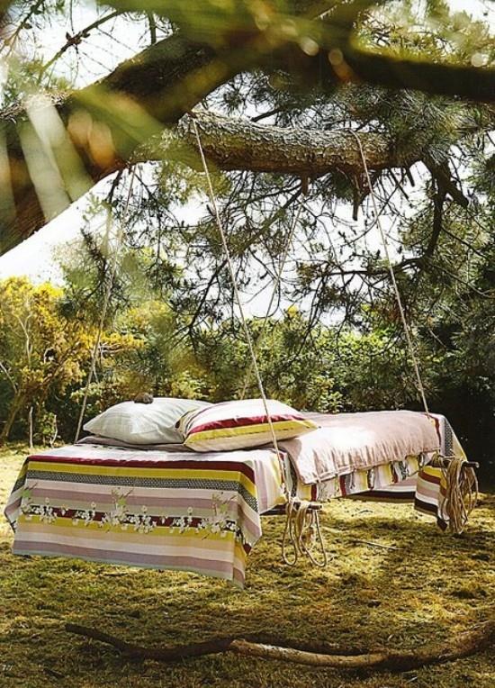 Riippuva sänky ulkona puutarhassa puussa boho -tyyliin näyttää houkuttelevalta