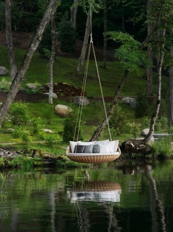 Riippuva sänky ulkona pyöreässä muodossa suoraan järven yli, kaunis näköala