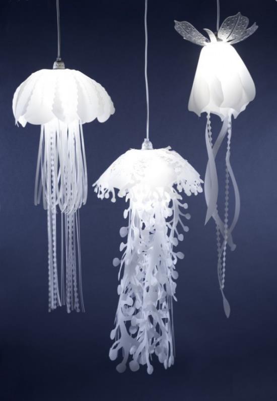 Riippuvalaisimet, jotka on valmistettu kristallilasista meduusojen muodossa epätavallisella muotoilulla