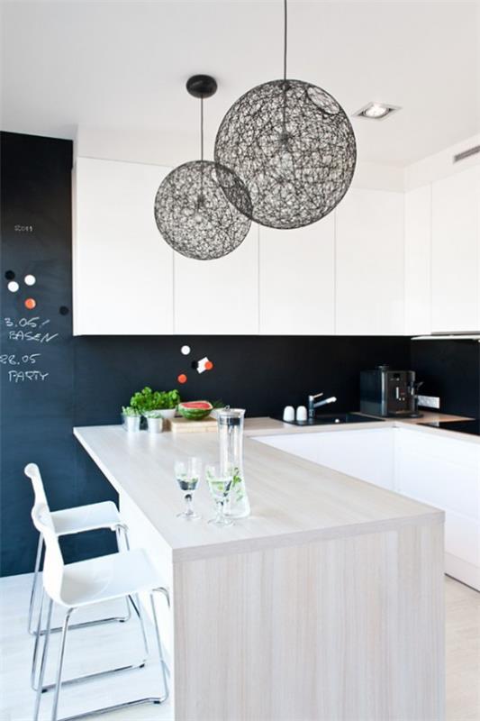 Pallon muotoiset riippuvalaisimet ruokapöydän tai keittiön saaren yläpuolella täydentävät huoneen suunnittelua