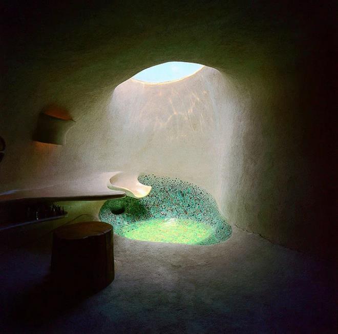 Hobbit Housen arkkitehtuuri futuristisilla elementeillä