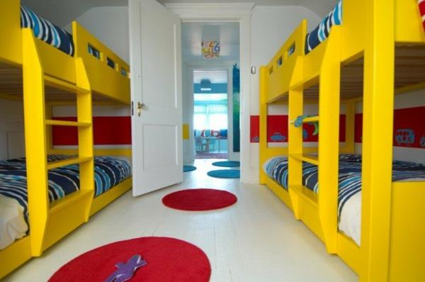 Parvi sänky lastenhuoneessa keltainen rakenne