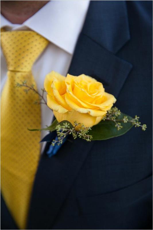 Hääjuhlaideat keltainen sulhanen puku keltainen solmio keltainen ruusu